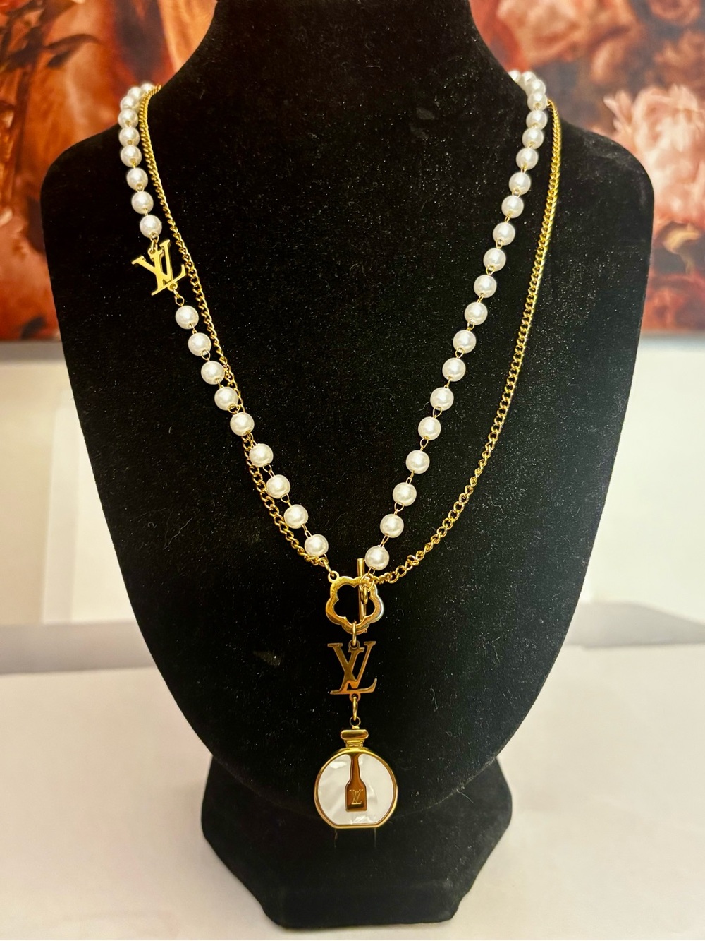 Brand New !! White Pearl and Gold Chain Pendant Necklace - Picture 3 of 3